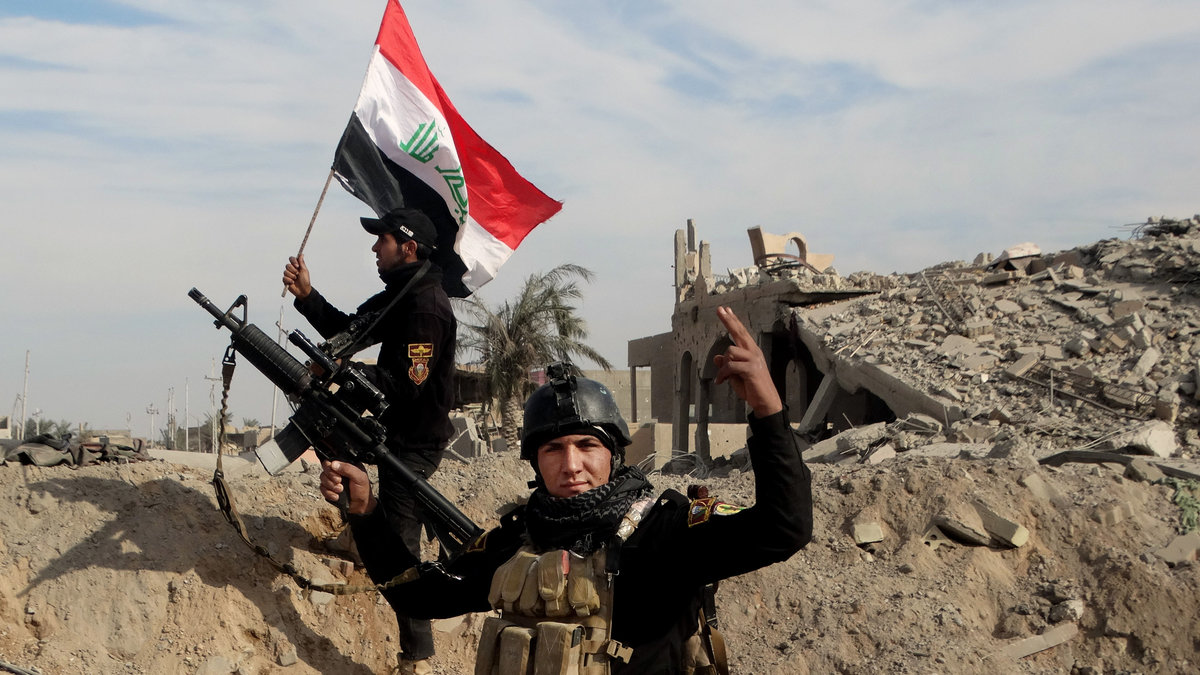 Irakiska styrkor hissar den irakiska flaggan i centrala Ramadi.